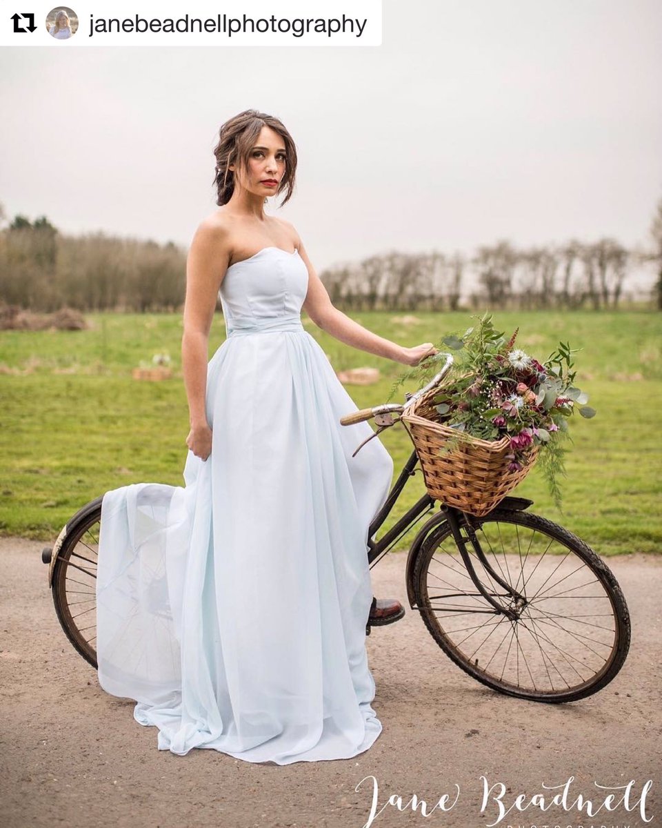 PrettyLittleExt's tweet image. We absolutely love this pic!! 😍 #Weddinghour