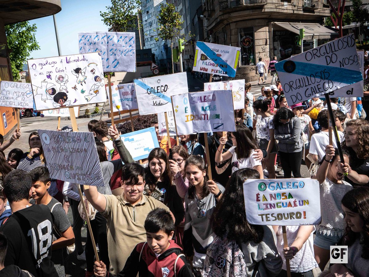 GZ_Foto's tweet photo. 4 fotos do #Correlingua, que reuniu un ano máis en #Vigo a milleiros de escolares na xornada previa ao #DiaDasLetrasGalegas. Mañá vémonos en Compostela ás 12h!

>>Accede á galería completa: https://t.co/1817qGQecr

@QueremosGalego #EnGalegoDiaADia https://t.co/aiSTBfnyM8