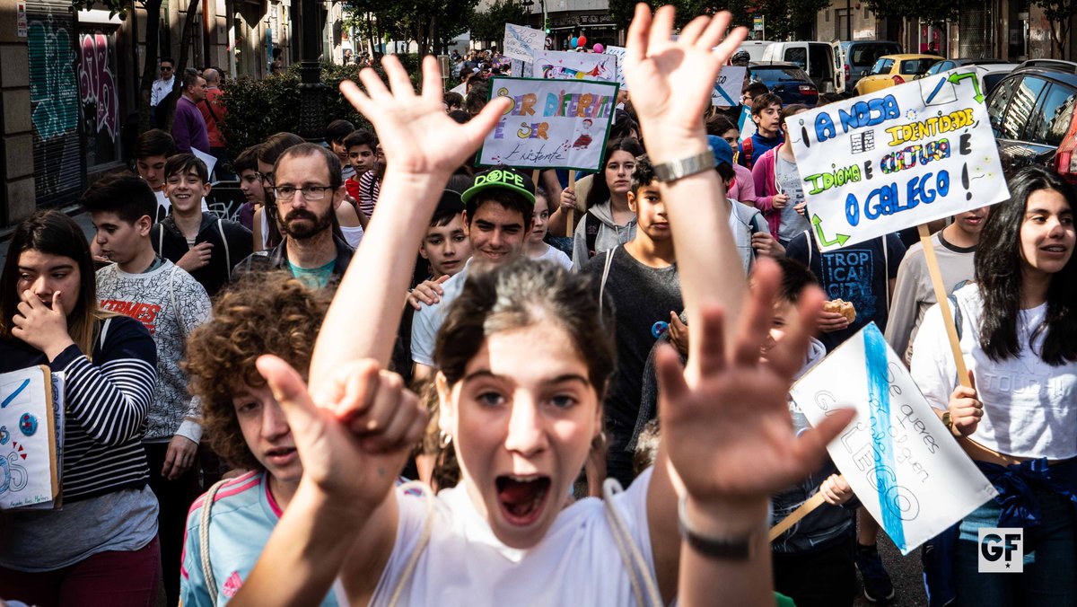 GZ_Foto's tweet photo. 4 fotos do #Correlingua, que reuniu un ano máis en #Vigo a milleiros de escolares na xornada previa ao #DiaDasLetrasGalegas. Mañá vémonos en Compostela ás 12h!

>>Accede á galería completa: https://t.co/1817qGQecr

@QueremosGalego #EnGalegoDiaADia https://t.co/aiSTBfnyM8