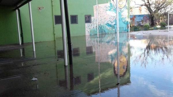 clarincom's tweet photo. Otra escuela afectada por las lluvias: no tienen luz ni agua y hay 800 chicos sin clases https://t.co/U9z1LxaLWS https://t.co/Qa7yjCJNih