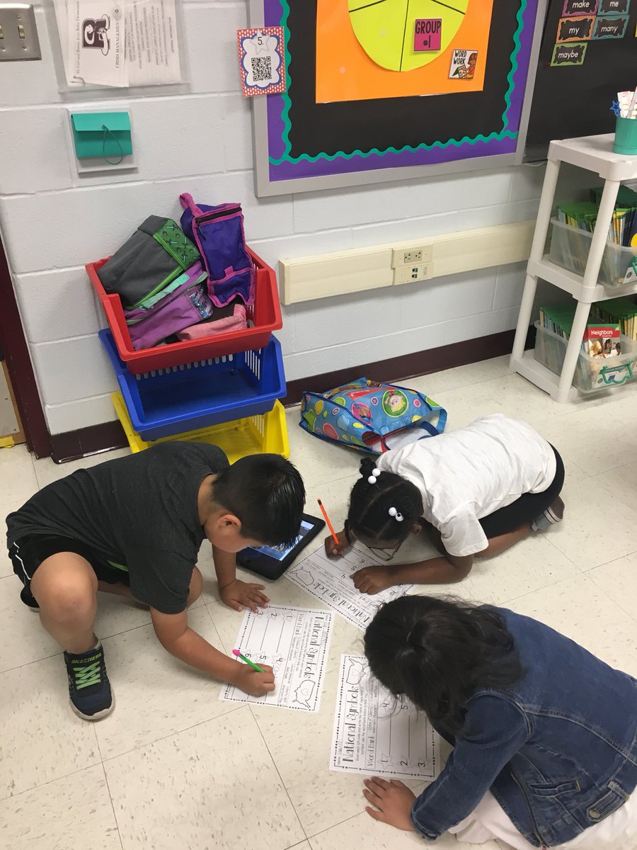 RabaFlowers's tweet photo. Students enjoyed scanning QR codes and identifying the American symbols we’ve been studying! @NISDRabaES #rabainspired Thanks @StephGriego01 for sharing! @NISDElemSS https://t.co/H9wzweh1le