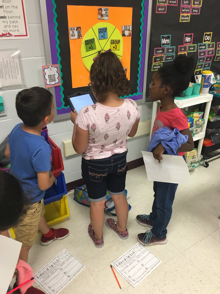 RabaFlowers's tweet photo. Students enjoyed scanning QR codes and identifying the American symbols we’ve been studying! @NISDRabaES #rabainspired Thanks @StephGriego01 for sharing! @NISDElemSS https://t.co/H9wzweh1le