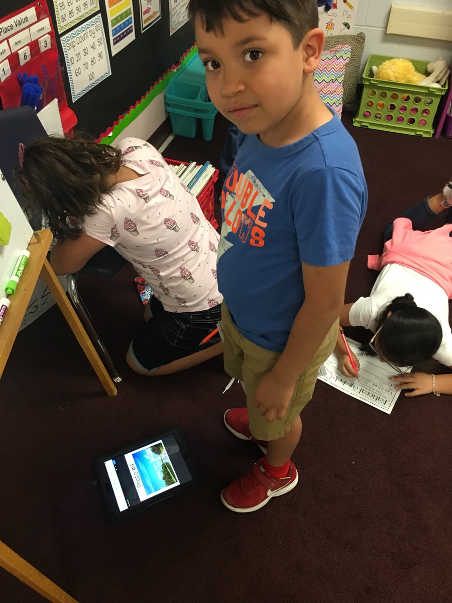 RabaFlowers's tweet photo. Students enjoyed scanning QR codes and identifying the American symbols we’ve been studying! @NISDRabaES #rabainspired Thanks @StephGriego01 for sharing! @NISDElemSS https://t.co/H9wzweh1le