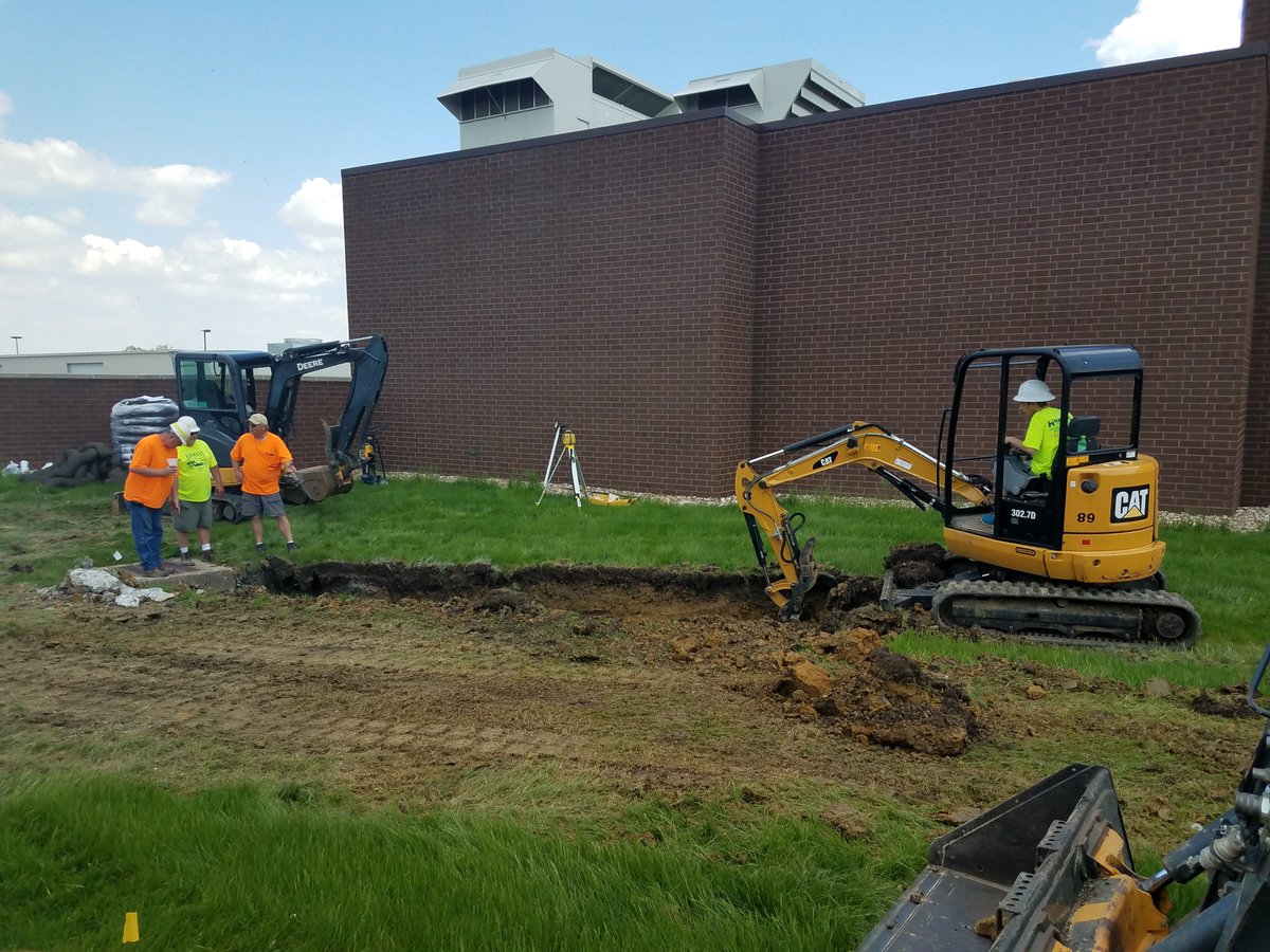 MC_WQI_Project's tweet photo. @HawkeyeCollege Construction Equipment students are working on one of two bioretention cells planned for their campus. These practices are part of an Urban WQI Project with UNI, Hawkeye CC and the Cedar Falls School District. @CleanWaterIowa https://t.co/GeNvZPbWuB