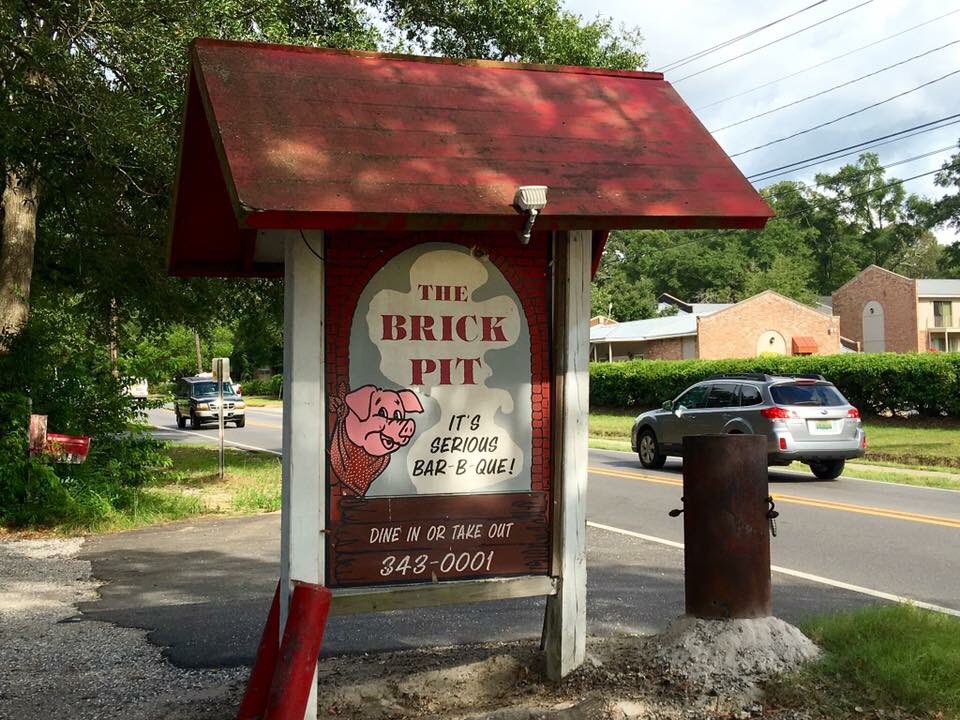 BamaStephen's tweet photo. Legendary #BrickPit #BBQ has won many awards & has been featured on numerous national #TV networks. Succulent smoked #Ribs #Pork #Chicken make this #MobileAL joint a MUST on any #Dining pilgrimage. Donβt miss the #BananaPudding! #NationalBBQDay #Alabama #Food #Travel #Discovery https://t.co/bh0CEIcKmC