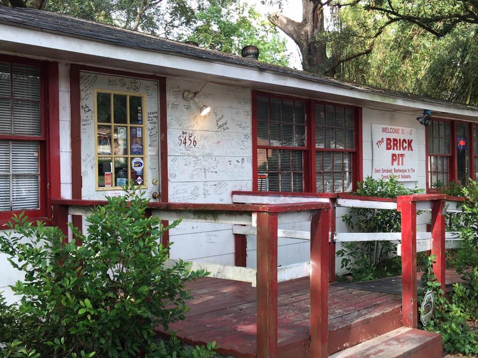 BamaStephen's tweet photo. Legendary #BrickPit #BBQ has won many awards & has been featured on numerous national #TV networks. Succulent smoked #Ribs #Pork #Chicken make this #MobileAL joint a MUST on any #Dining pilgrimage. Donβt miss the #BananaPudding! #NationalBBQDay #Alabama #Food #Travel #Discovery https://t.co/bh0CEIcKmC