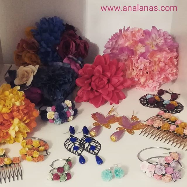 ana_lanas's tweet photo. Estos son algunos de los complementos que van para la Romería de Santa Eulalia, de Almonaster la Real
.
.
#artesania #hechoamano #hechoamanoconamor #flamencas #flamencafashion #flamenca2018 #flamencostyle #romerias #elrocio #santaeulalia #flores #pendien… https://t.co/bF3IEHkP6H https://t.co/rAzQ9nq4mg