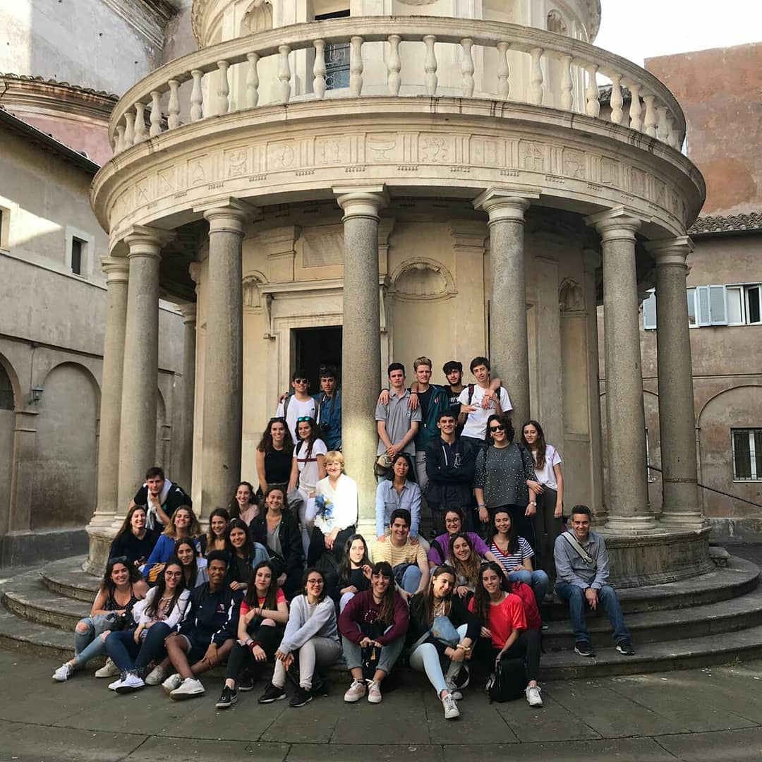PadreDamianSSCC's tweet photo. Ja tenim als alumnes de #2nBTXPD que fan història de l'art i llatí gaudint del viatge a Roma! #Romapd18 🛩 #vivimlahistoria #vivimleslletres #avantiroma18 https://t.co/PHYV3XvxKn