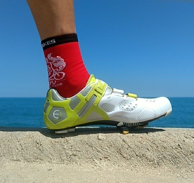 bob_5555's tweet photo. A little late to the party, but Chicago’s weather finally cooperated for New Socks Day! @gcnclub 🚴♂️ #gcncc #suplest 🔴 #redisthefastestcolour #ChiLFT #BuildingonBurnham https://t.co/qRu3vsvc68