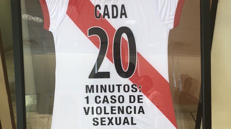 LaSalitadelSin's tweet photo. #AsiNoJuegaPerú, cifras de vergüenza:
-10 feminicidios cada mes.
-1 caso de violencia sexual cada 20 minutos.
-10% de las violaciones es en contra de niñas menores de 9 años.
-4 niñas dan a luz cada día. https://t.co/0ssexs1BUM