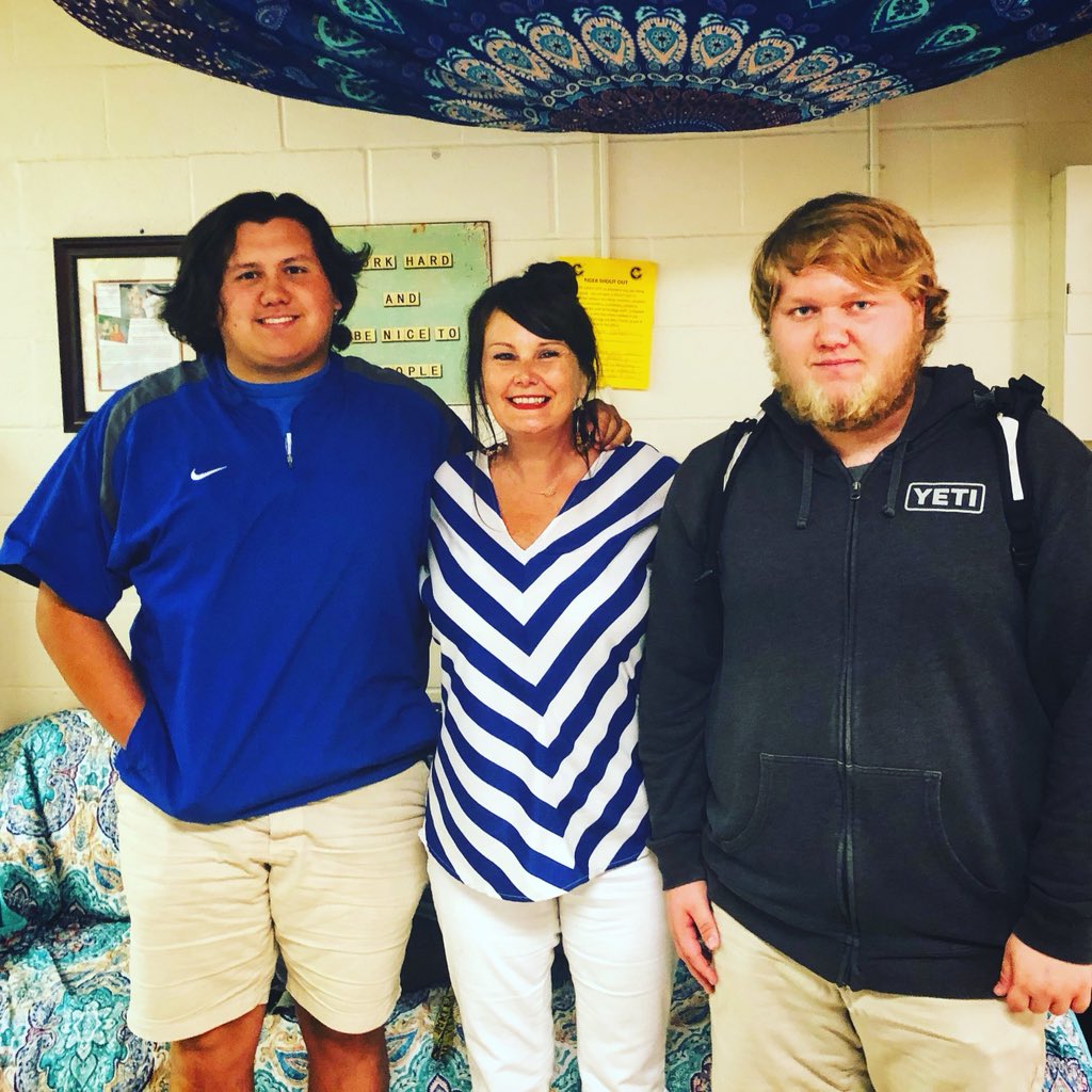 Tresbirds's tweet photo. Going to miss these two ..... #AnotherYearDown #TurningPointsCrew18 #BitterSweet #LooksLikeTheyMade #LetTheCryingBegin https://t.co/FNfy3CEKoo