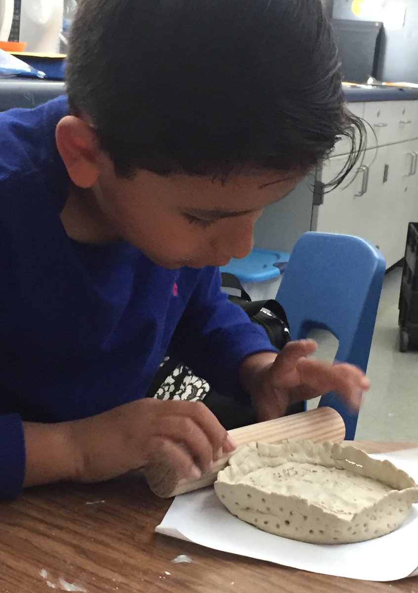 MeadowHomesElem's tweet photo. 3rd graders working with clay to create art based on the Talavera from Puebla Mexico! Go rm 40! @MtDiabloUSD #mherocks https://t.co/xoxTJm6CO1