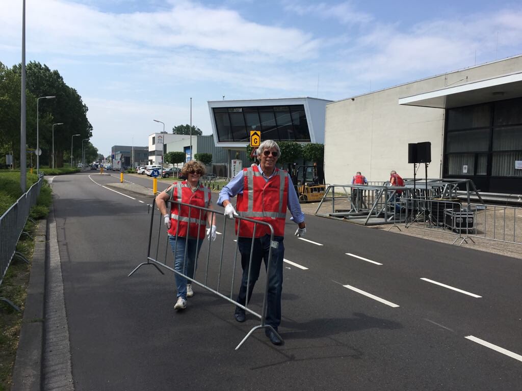 IekjeBerg's tweet photo. Vanmiddag hekken gesjouwd en vanavond verkeersregelaar geweest bij het sportieve evenement #Verkerkloop. Een prachtige opbrengst van 23.500 waarvan β¬14.000 voor de schoolbus voor natuureducatie voor #HoogenesseVeerplaat https://t.co/yHHgilX1b5