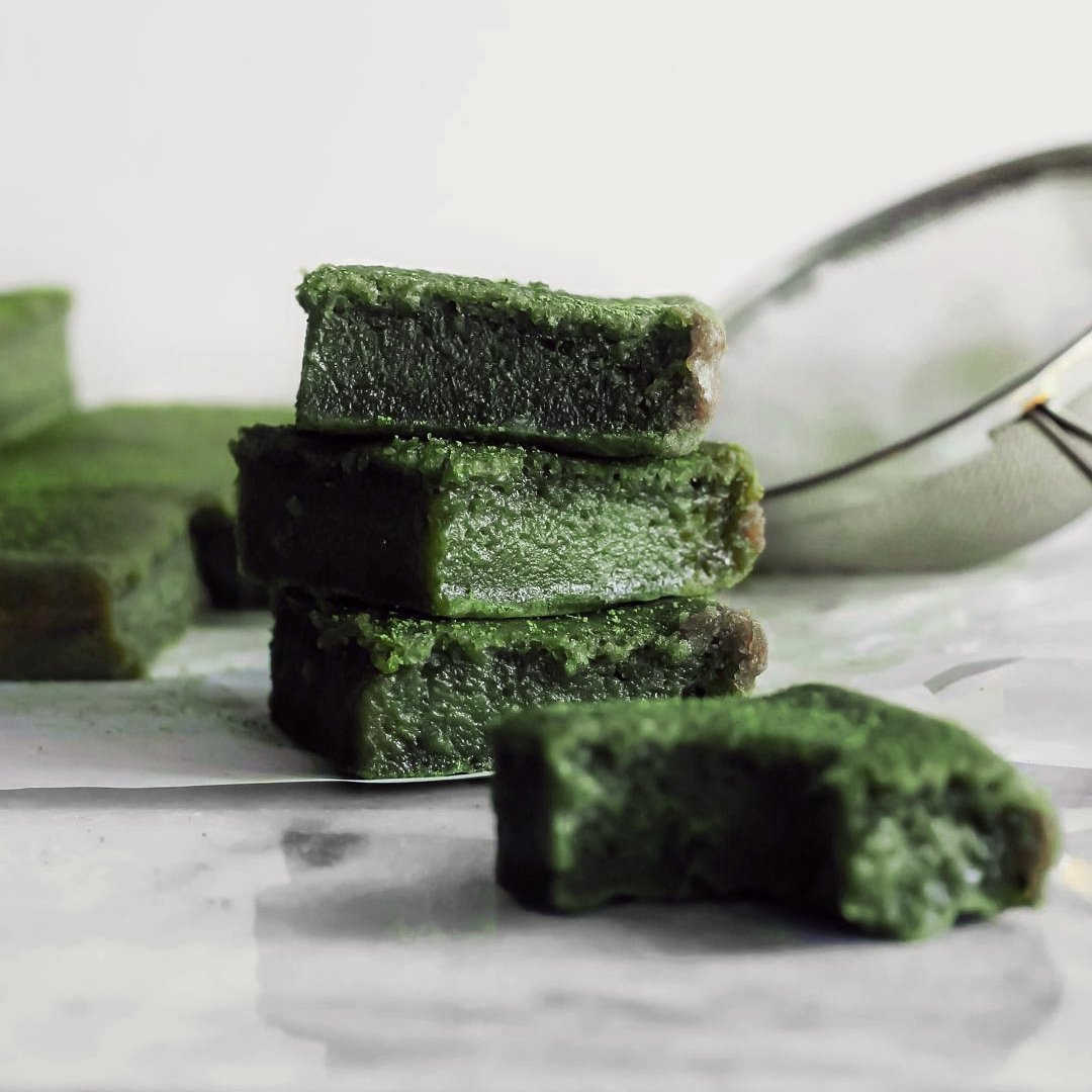 Matchaeologist's tweet photo. 🙋 RT & TAG all your brownie and mochi lovers who need to see this Homemade Matcha #Brochi (Brownie + Mochi) 🍵🍡🍰 by Michelle from @siftandsimmer 🙏 using @Matchaeologist matcha. 🍃 For full recipe 👉 https://t.co/DdvrDHDmsO https://t.co/jyxVJaGfuS