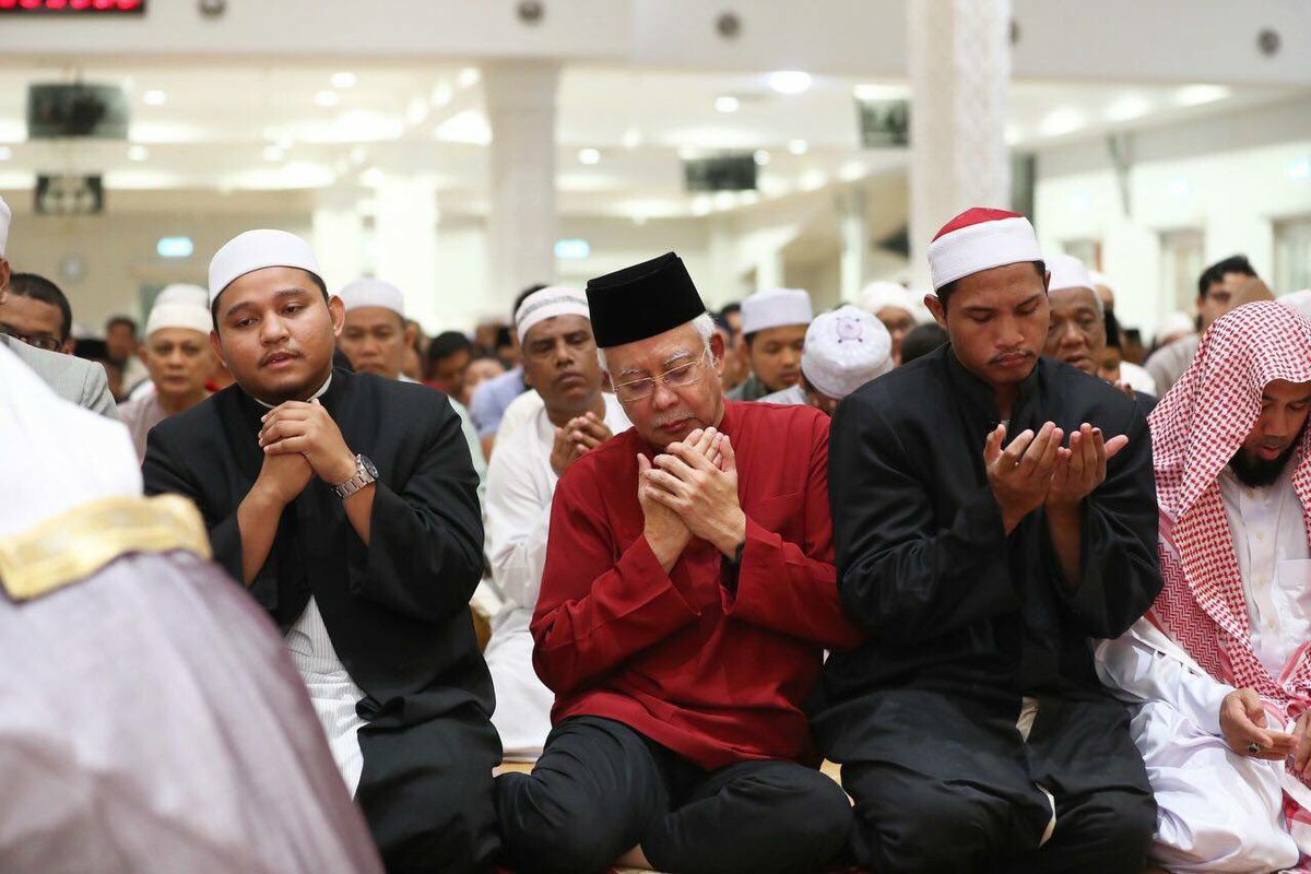 SuaradotTV's tweet photo. #Malaysia1998 https://t.co/T0VK6UFKL0 TINDAKAN @PDRMsia YANG DIBUAT SEHARI SEBELUM UMAT ISLAM BERPUASA ADALAH TIDAK WAJAR. DS @NajibRazak jg bertarawikh di Masjid Kg Baru. #RuleofLaw #Undang2Rimba, seolah tiada siang! https://t.co/0yVvFBxWgK