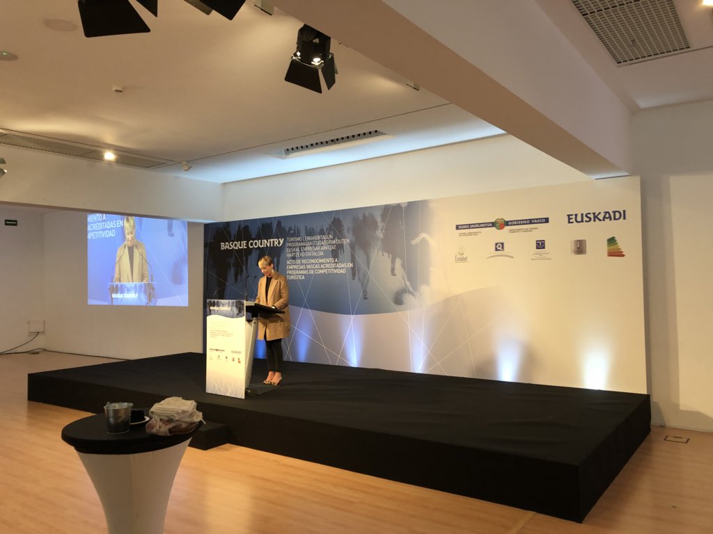 KMeetings's tweet photo. Hoy hemos recibido el diploma como empresa certificada en el Compromiso de Calidad Turística. Enhorabuena a todas las empresas que lo han obtenido!!! Y muchas gracias a @TurismoVitoria @Basquetour_eus @DptoTurComCon @fempcomunica @minetadgob https://t.co/ZPZ0eTAKOS