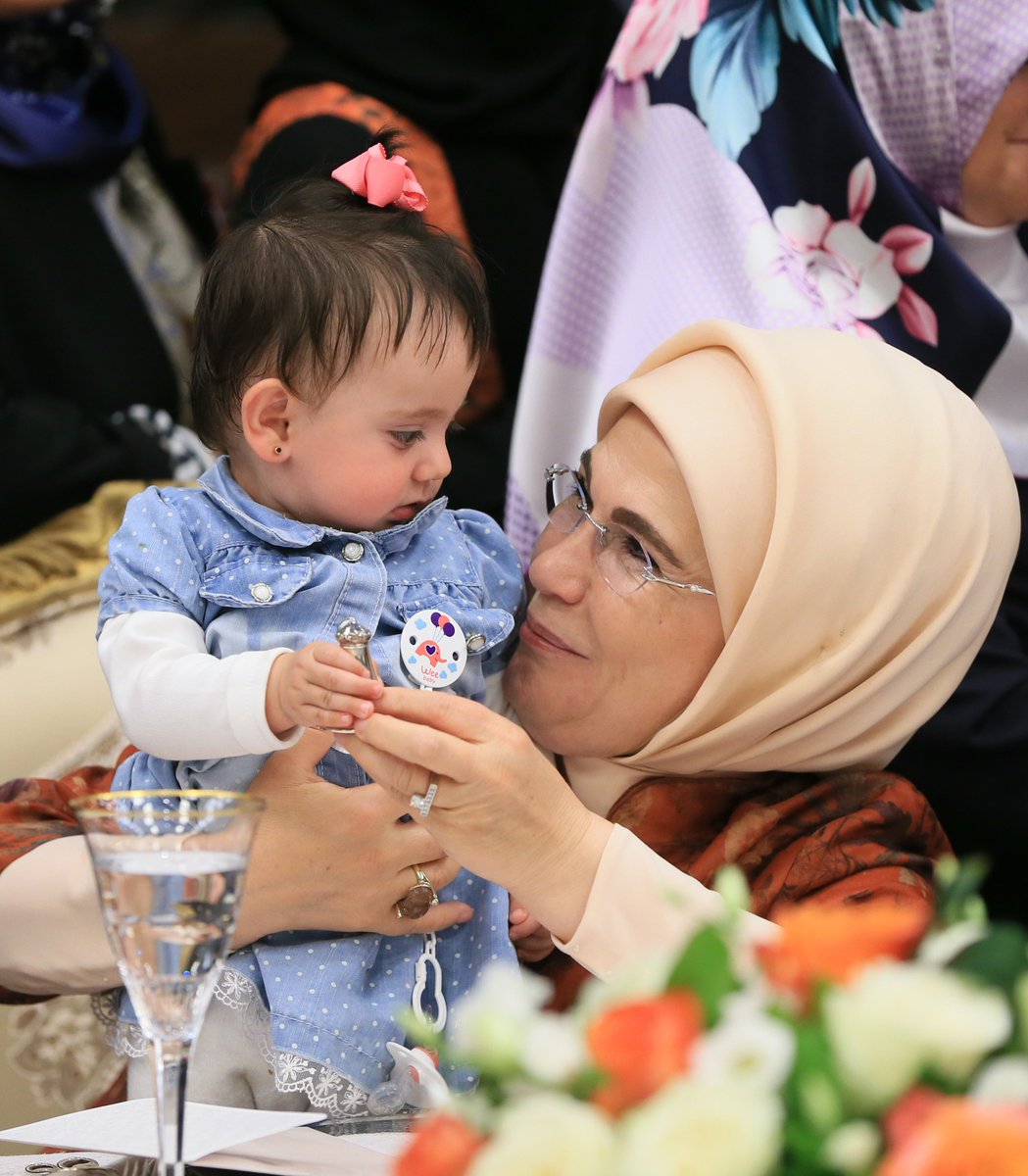 EmineErdogan's tweet photo. İlk iftarımızı şehitlerimizin aileleri ile birlikte yaptık. Vatanımızın selameti için canlarını feda eden şehitlerimizi rahmetle anıyor, geride bıraktıkları ailelerine sabırlar diliyorum. 

Tüm vatandaşlarımızın ve dünya müslümanlarının Ramazan-ı Şerifini tebrik ediyorum. https://t.co/cEOhxOsKbh