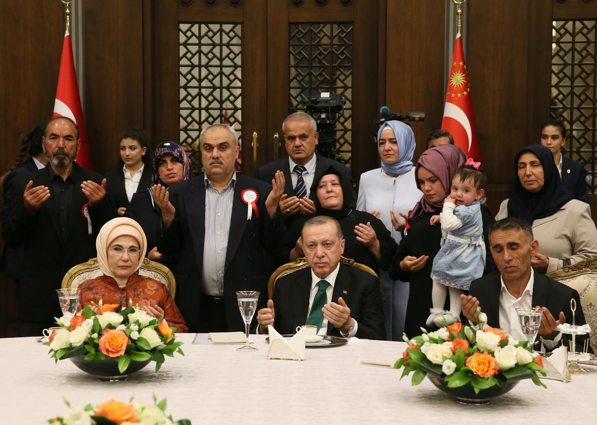 EmineErdogan's tweet photo. İlk iftarımızı şehitlerimizin aileleri ile birlikte yaptık. Vatanımızın selameti için canlarını feda eden şehitlerimizi rahmetle anıyor, geride bıraktıkları ailelerine sabırlar diliyorum. 

Tüm vatandaşlarımızın ve dünya müslümanlarının Ramazan-ı Şerifini tebrik ediyorum. https://t.co/cEOhxOsKbh