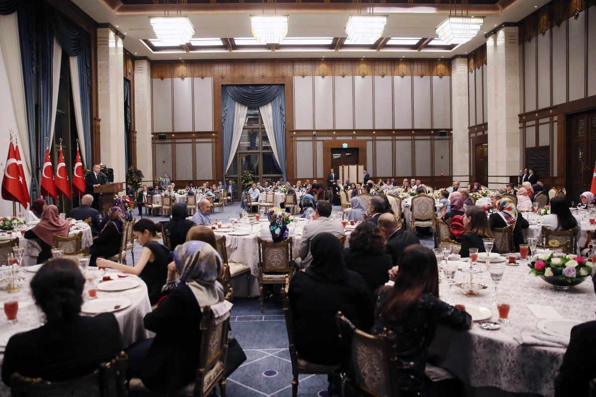 EmineErdogan's tweet photo. İlk iftarımızı şehitlerimizin aileleri ile birlikte yaptık. Vatanımızın selameti için canlarını feda eden şehitlerimizi rahmetle anıyor, geride bıraktıkları ailelerine sabırlar diliyorum. 

Tüm vatandaşlarımızın ve dünya müslümanlarının Ramazan-ı Şerifini tebrik ediyorum. https://t.co/cEOhxOsKbh