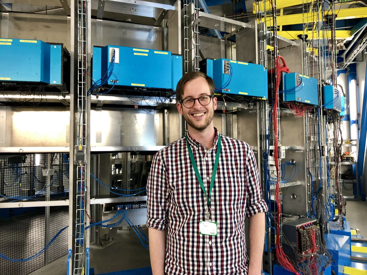 evanjgard's tweet photo. Just checking out the beamlines/detectors at the Oak Ridge Spallation Neutron Source  (Left: single crystal detector, Right: powder detector) @TheWarrenLab- this place is massive! https://t.co/ekKEcj3bjQ
