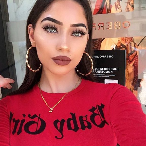 Been a bad bitch way before any cash came
I'm established
Hundred carats on my name
Run the atlas, I'm a natural, I'm alright