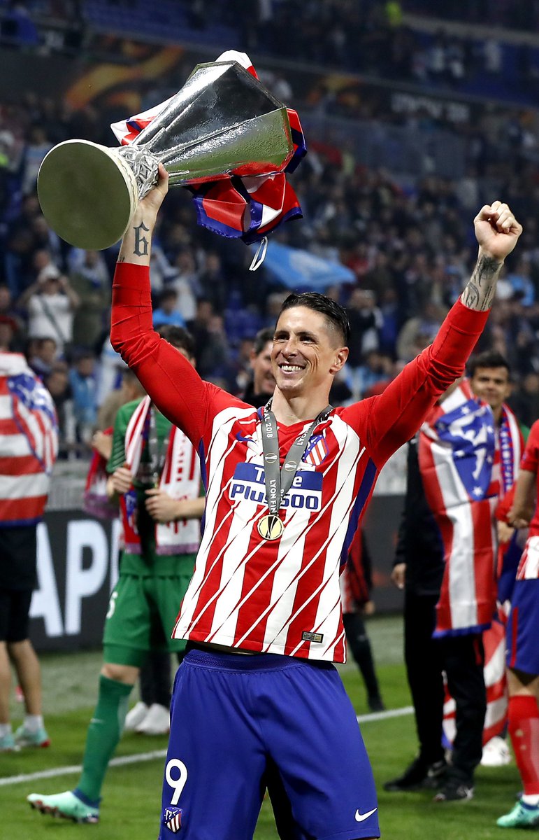 LaLiga's tweet photo. El final perfecto para El Niño... 🌟

¡@Torres conquista su primer título con el @Atleti de su corazón! ❤🏆 https://t.co/B5xd2yoxUQ