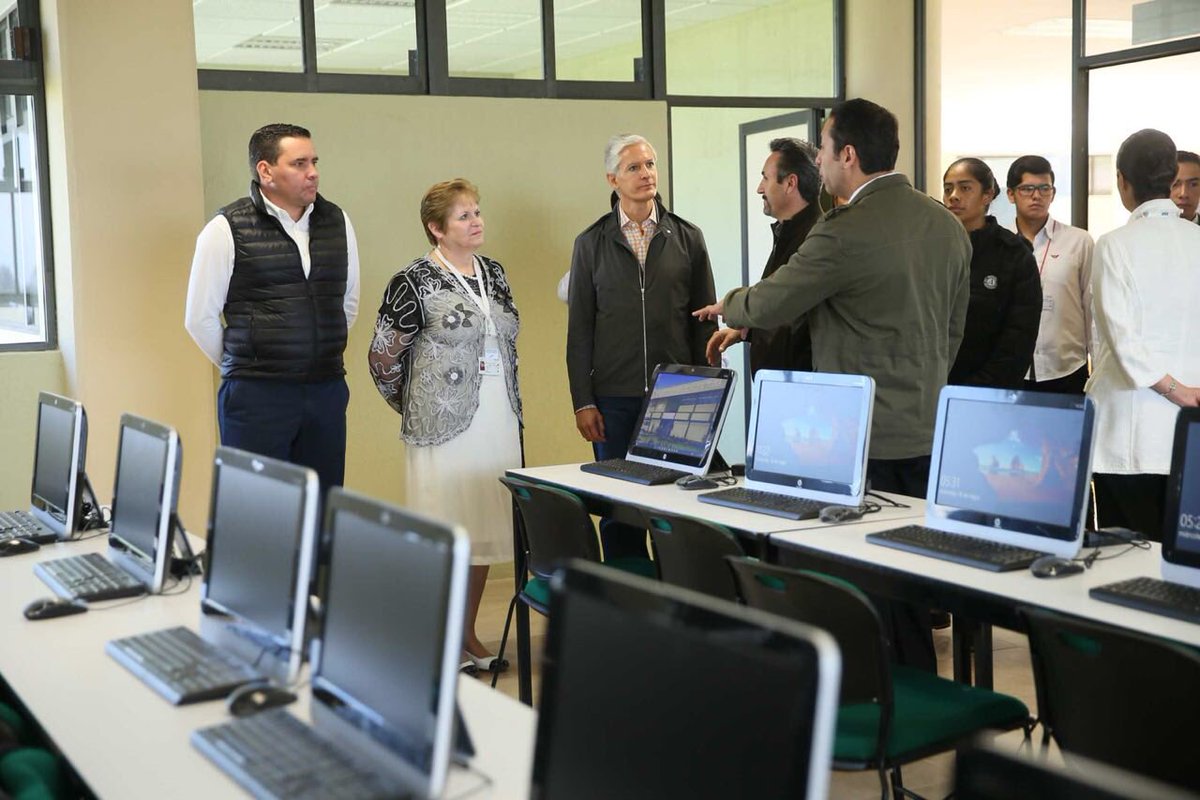 alexfedezcam's tweet photo. Acompañé al gobernador @alfredodelmazo a la Universidad Politécnica del Valle de Toluca espacio que cuenta con nuevas instalaciones para estudiantes de las ingenierías en Mecatrónica y Mecánica Automotriz. https://t.co/M8VCUSd9qj