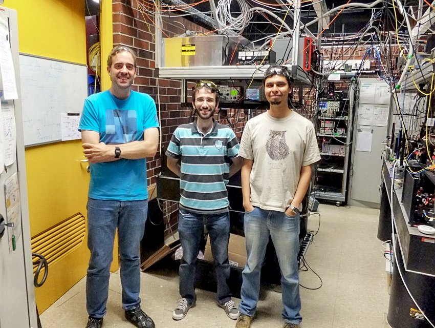 MDCPrecision's tweet photo. Entangled atoms shine in unison https://t.co/SxAB70rh91 #UniversityofInnsbruck #RainerBlatt #Quantum #MDCVacuum #QuantumTechnology #QuantumComputing #QuantumEntanglement #IQOQI #VacuumChamber #VacuumScience #HighVacuum #QuantumOptics #QuantumSpectroscopy #Spectroscopy #Physics https://t.co/o4LurANyHL