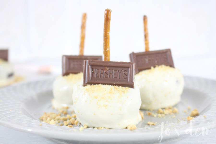 S'mores Brownie Pops - perfect treat for Summer time get togethers (or just because) bit.ly/2jV7rZD