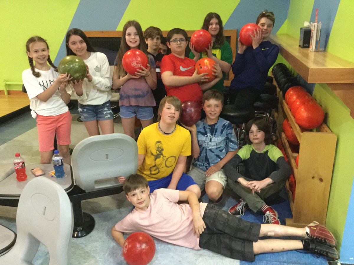 artyladymsd's tweet photo. SLMS Bowling Club was a blast! A fun time, with a great group of kids at Romanoโs Lanes! #SLCSGrows #BeBoldSLMS https://t.co/ZmOAxRGE9b
