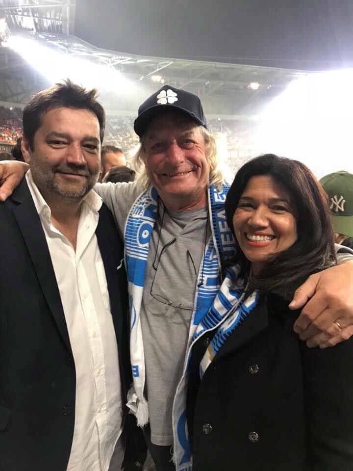 SamiaGhali's tweet photo. 🔵⚪️ #OMAthletico malgré le résultat, Fin de match éclairée par un parcours magic aupres de mes amis @TapieStephane et @renemalleville. On reviendra encore plus fort la saison prochaine pour décrocher les ⭐️. 
Et surtout, qu’est ce qu’on est fière d’être marseillais. https://t.co/s4eF8G1vzB