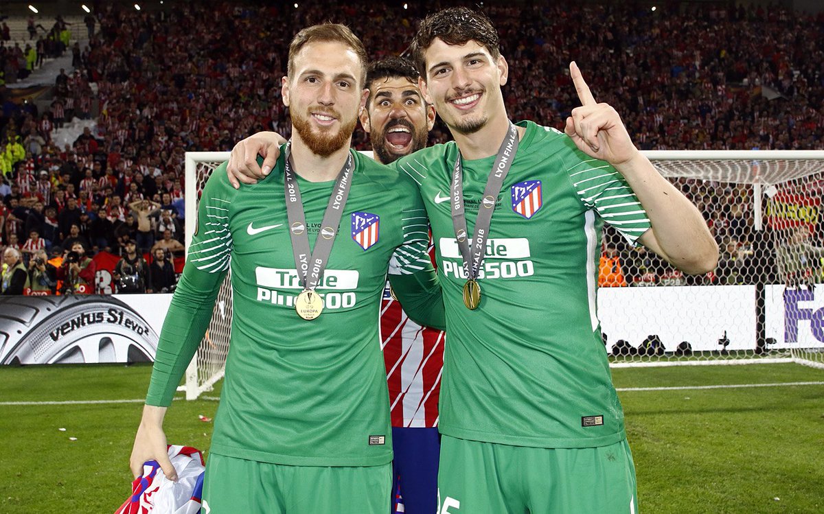 Atleti's tweet photo. 🔝🧤 ¡Detras de dos grandes porteros siempre hay...
🤪 ...un pedazo de delantero! 
#RoadToNeptuno #AúpaAtleti https://t.co/dEAy38mQvV