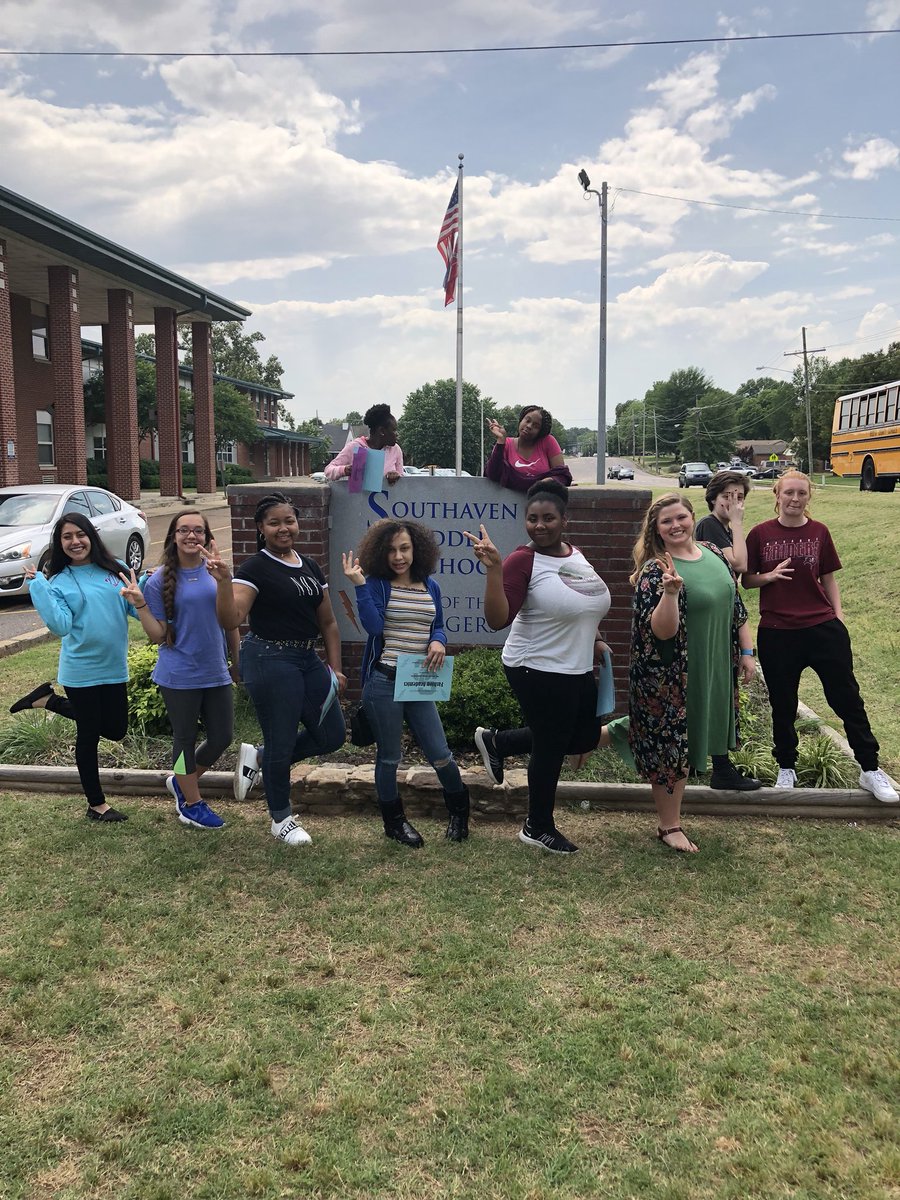 Coach_aBoyd's tweet image. Such a fun day!! Class awards and pictures!! Hard to believe they are almost freshman!! ❤️@SouthavenMiddle #thechargerway #classpicture