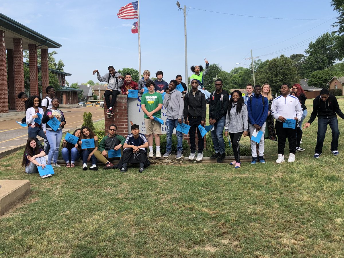 Coach_aBoyd's tweet image. Such a fun day!! Class awards and pictures!! Hard to believe they are almost freshman!! ❤️@SouthavenMiddle #thechargerway #classpicture