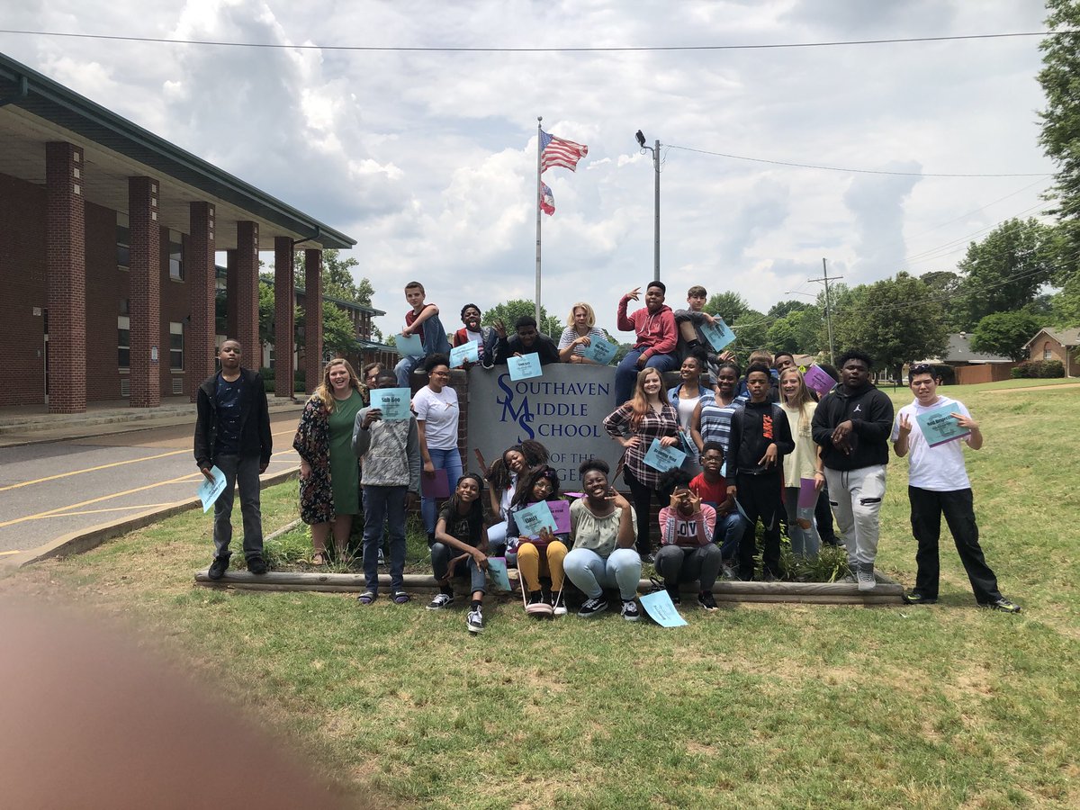 Coach_aBoyd's tweet image. Such a fun day!! Class awards and pictures!! Hard to believe they are almost freshman!! ❤️@SouthavenMiddle #thechargerway #classpicture