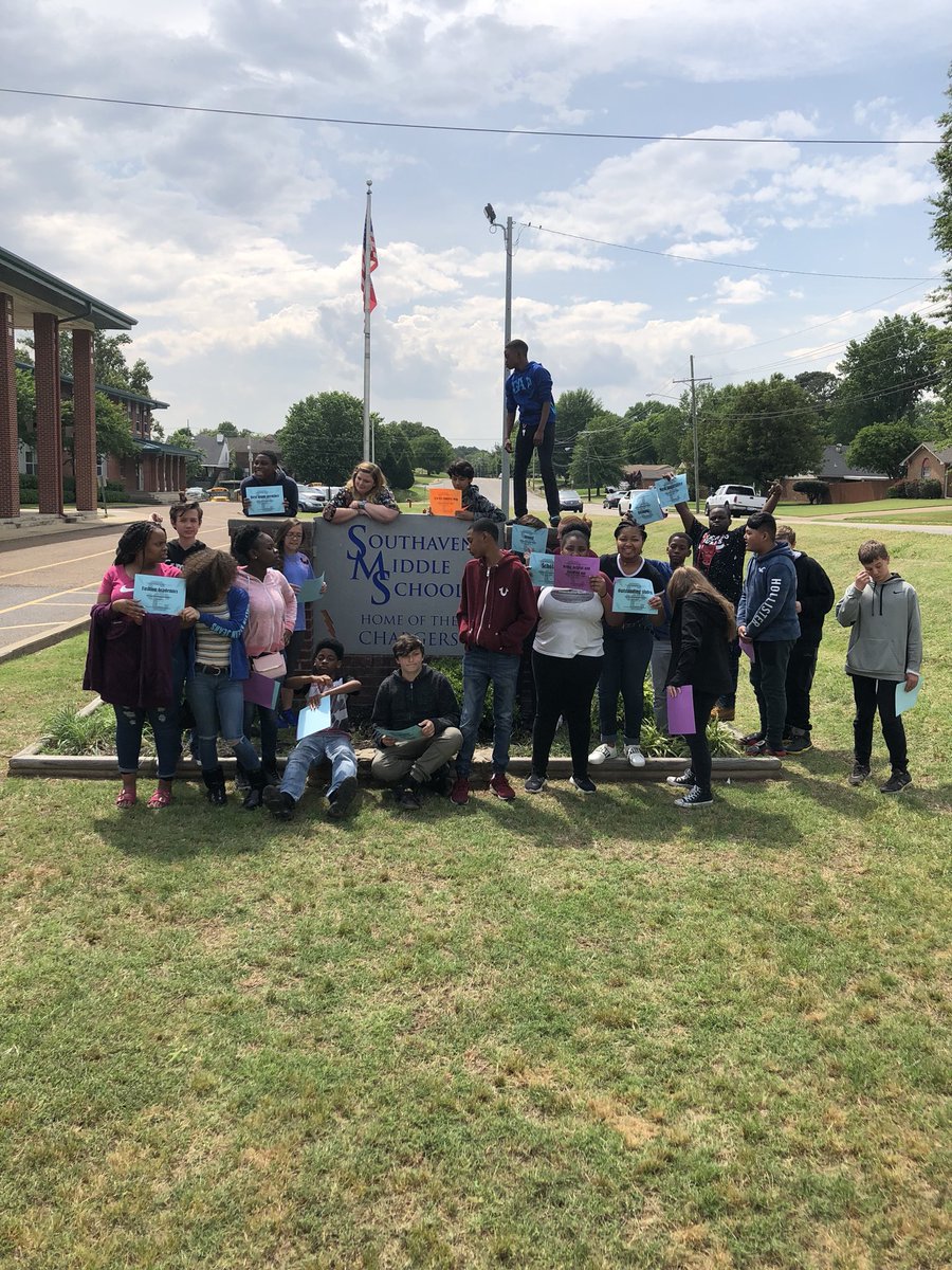 Coach_aBoyd's tweet image. Such a fun day!! Class awards and pictures!! Hard to believe they are almost freshman!! ❤️@SouthavenMiddle #thechargerway #classpicture