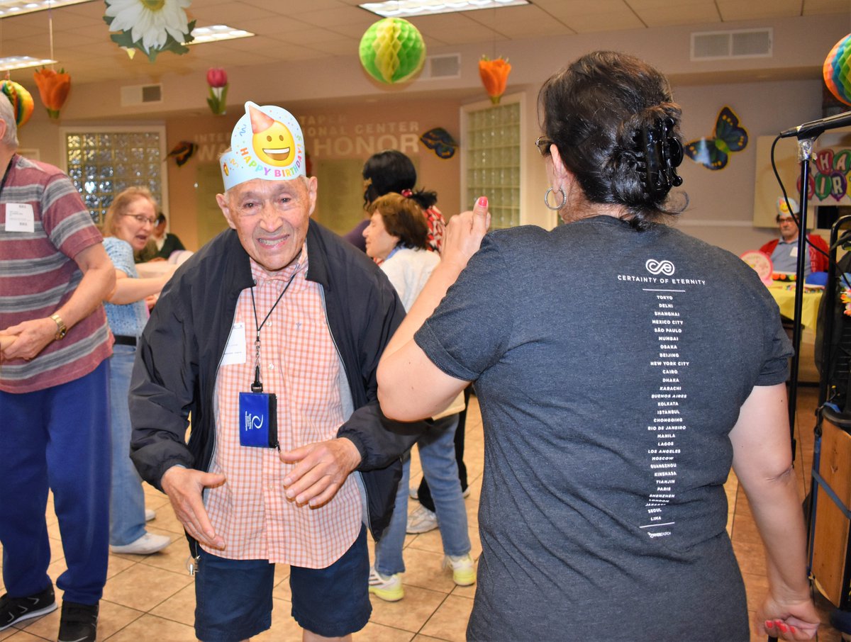 ONEgenCares's tweet image. Today we celebrated all the May Birthdays of the seniors in the @ONEgenCares Adult Daycare with the musical guest Windfield - The One Man Band!  #HappyBirthday, #musicandmemory, #OAM18, #dancingseniors, #partyhats
