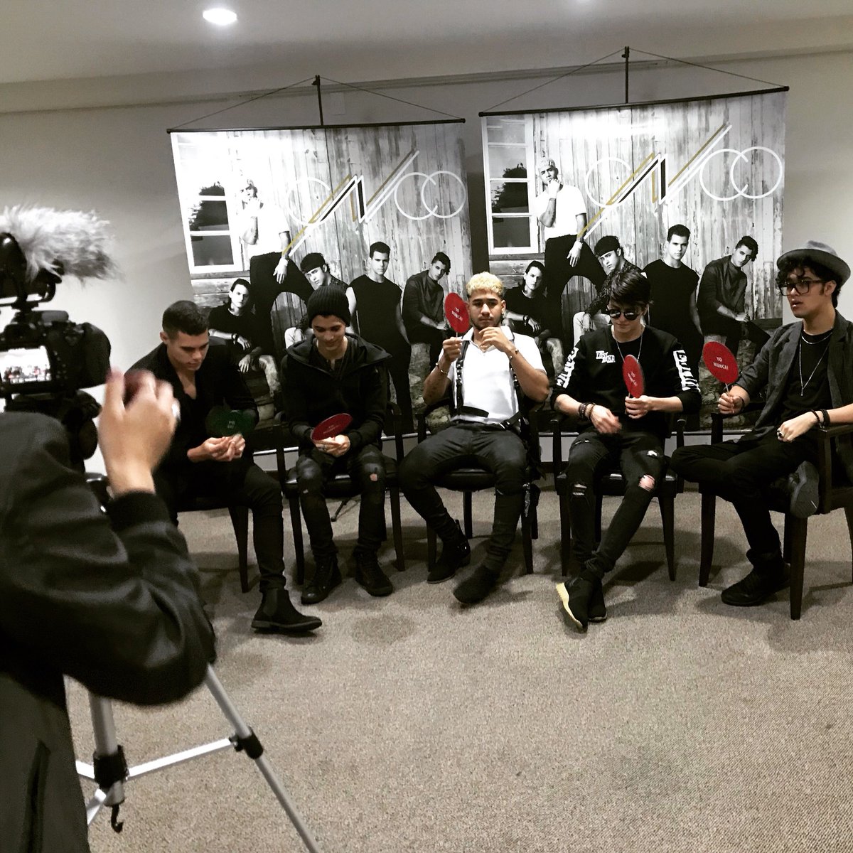 kpntrack_'s tweet image. Mal podemos esperar pra vocês verem as brincadeiras que fizemos com os meninos do @CNCOmusic. Vocês vão amar! 💖😍