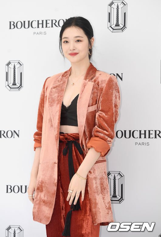 Avipkpoper's tweet photo. [PHOTOS] 180516 [1] #SULLI #설리 attends 'BUCHERON' event. #kpop https://t.co/EaMKP32ttm
