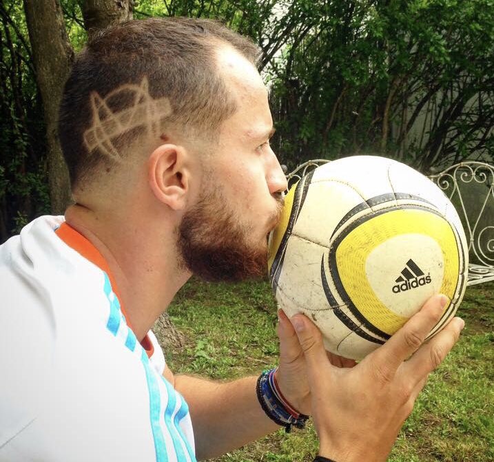 BordasOfficiel's tweet photo. Quand je vois que mon pote a fait cette coupe pour l’occasion... Je me dis qu’il avait pas trop pensé à l’après match 😅 cc @PierreNolam #OMATH #OmAthletico https://t.co/x4GssLSp7o