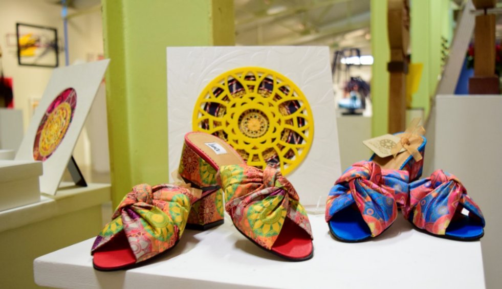 FIAAMaracaibo's tweet photo. Arte utilitario crea @solescontemporaneos en sandalias que llevan el colorido vibrante de los soles zulianos en su estampado. Así se vio en la #Fiaam2017
#ArteConAlmaYCorazón #RumboALos15AñosDeLaFiaam https://t.co/c3jKcvVXHe
