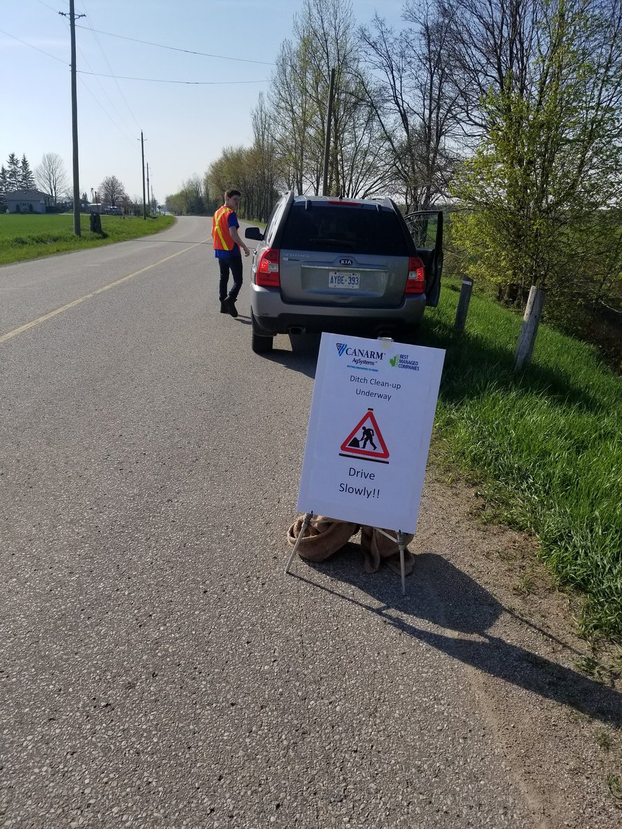 agopsman's tweet photo. #CanarmAgSystems employees (on their own time 😀) out doing some ditch clean-up down the 16th tonight!  Watch for us Thursday night as we hit the other side! #Canarmcares #whydoyoulitter https://t.co/VKyqjESjBe