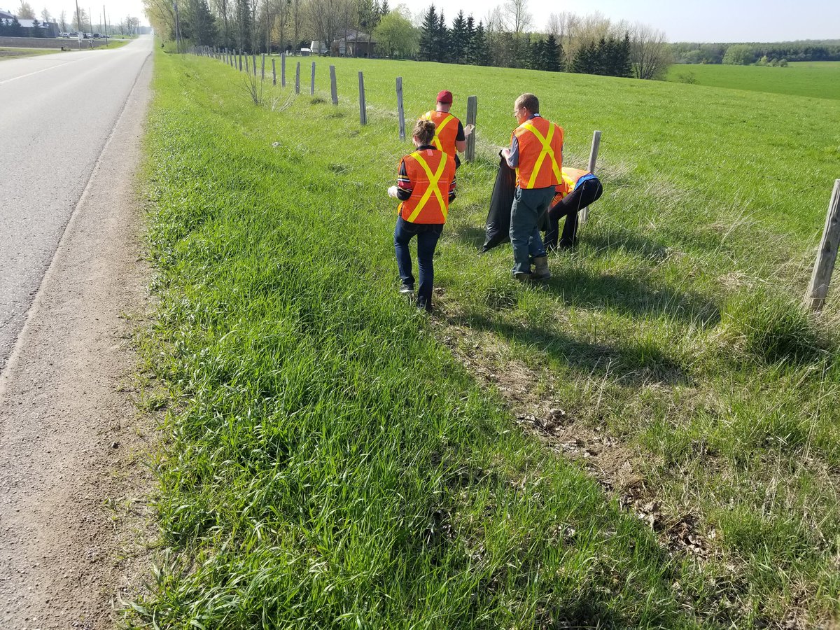 agopsman's tweet photo. #CanarmAgSystems employees (on their own time 😀) out doing some ditch clean-up down the 16th tonight!  Watch for us Thursday night as we hit the other side! #Canarmcares #whydoyoulitter https://t.co/VKyqjESjBe