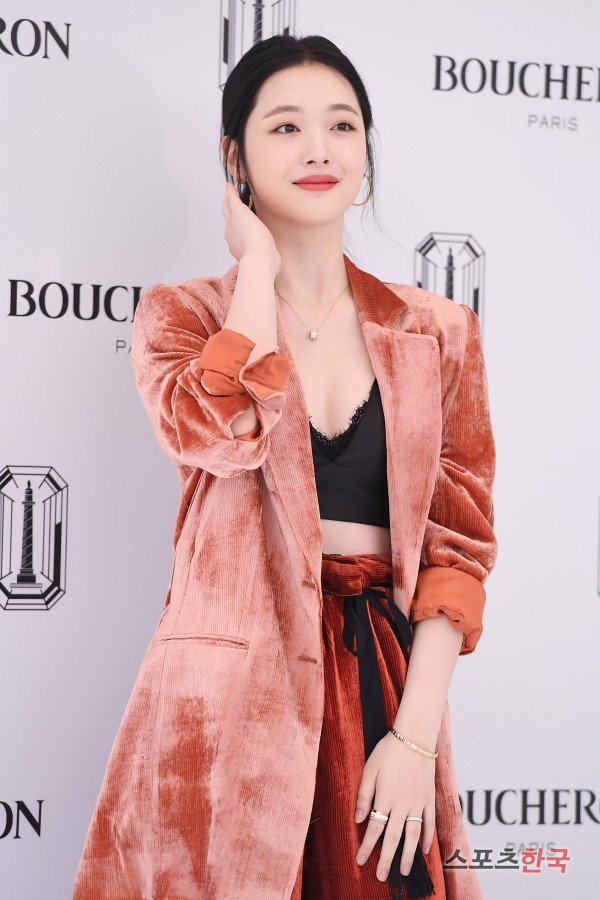 Avipkpoper's tweet photo. [PHOTOS] 180516 [2] #SULLI #설리 attends 'BUCHERON' event. #kpop https://t.co/pS8CTugd2M