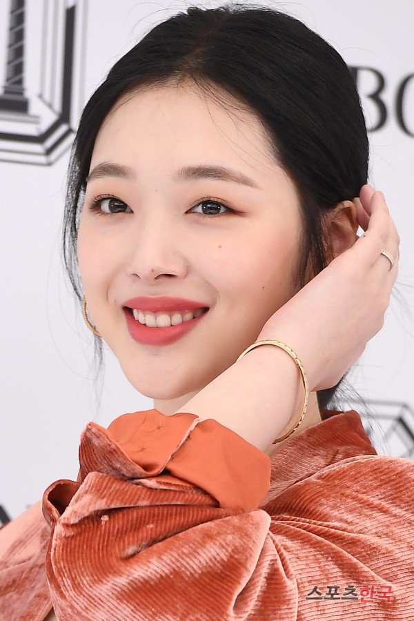 Avipkpoper's tweet photo. [PHOTOS] 180516 [3] #SULLI #설리 attends 'BUCHERON' event. #kpop https://t.co/QBBbSFCNCW