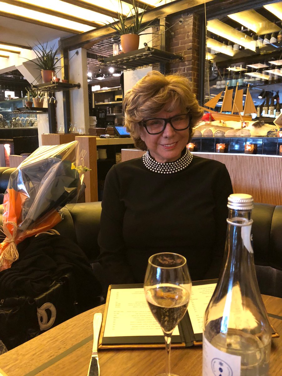 Danielelorain's tweet photo. Elle fête ce soir ses 87 ans ! 🥂🎉🎉🥂 https://t.co/5HObgBEK2Q