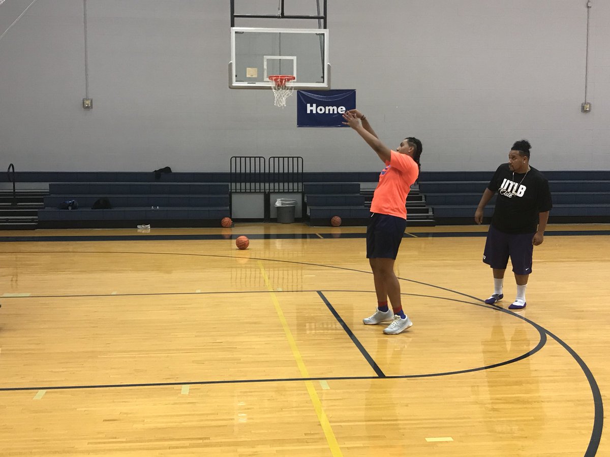 blackmaleRN's tweet photo. Coaching and correcting is everything!!!! #thisisUTLB #wegotlondononthecourt3 https://t.co/P0WNcLYLvn