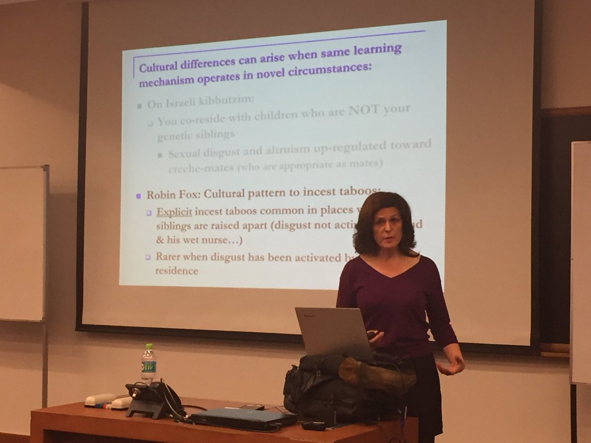 UDD_cl's tweet photo. #CICSUDD | Leda Cosmides nos cuenta sobre psicología evolutiva y la evolución cultural, en charla organizada por el @CICS_UDD https://t.co/yrENOXgbRZ