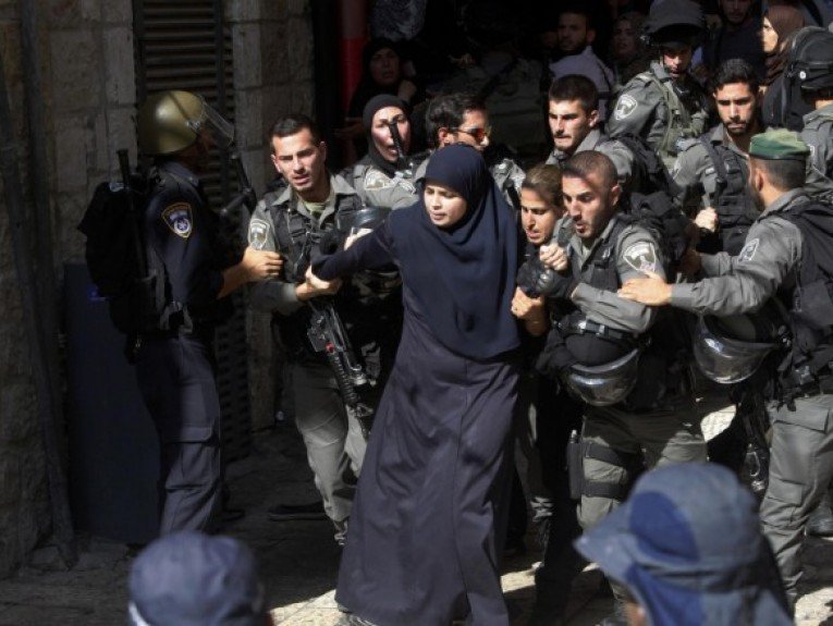 Wolf77335289's tweet photo. @mokhrda التاريخ يعيد نفسه .. 
امرأه فلسطينيه اُخذت مثل السبايا .. تقول لمحمد بن سلمان وترامب ونتنياهو ..ما قالته زينب اخت الحسين امام الطاغيه الاموي يزيد بن معاويه:
كيدوا كيدكم واسعوا سعيكم ..والله لن تمحوا ذكرنا ولن تميتوا وحينا ... الا لعنه الله عليكم الى يوم الدين https://t.co/5gjcV0MU7m