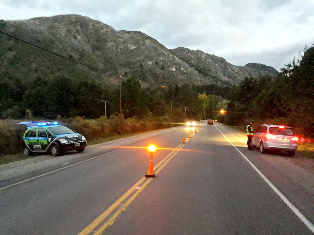 Delgadojpmadryn's tweet photo. #APSVcomarca #xLaTarde
Realizamos control de rutina junto a #PoliciaPuelo sobre #Rt45 altura Esc132 - 32 veh controlados s/n...@Policia_Chubut @MuniPuelo @massonifederico @APSVChubut https://t.co/g4O1SwxMKf